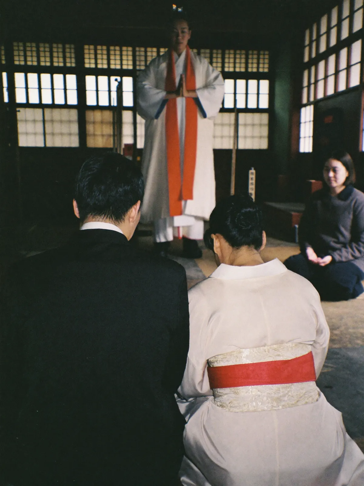 祭壇に向かって深く礼をする二人を後ろから