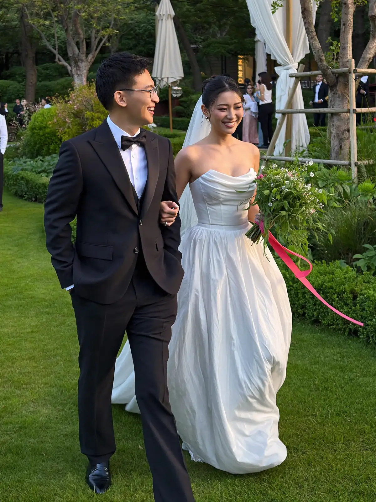 ホテルの庭園を歩く新郎新婦