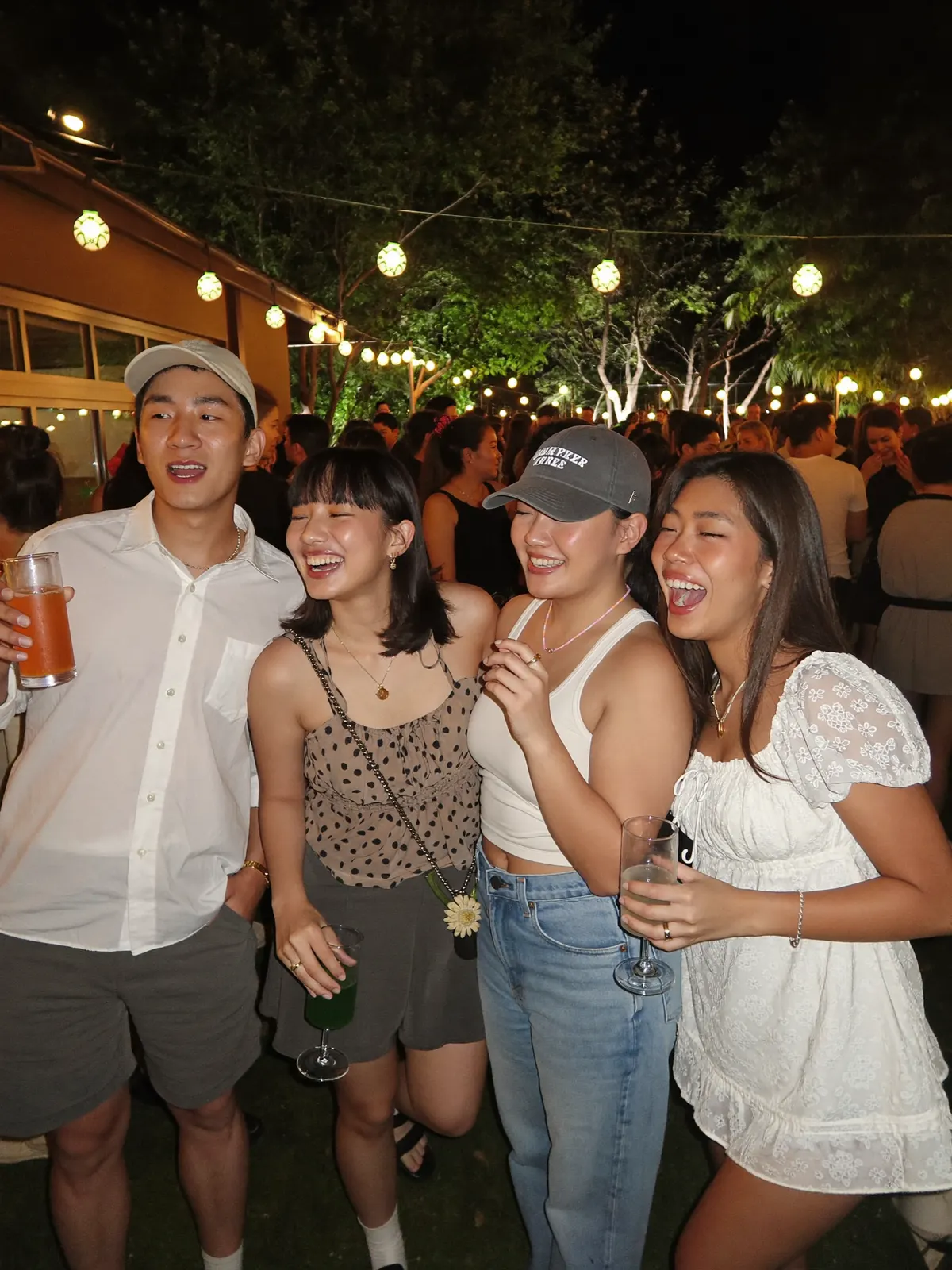 夜のガーデンパーティーで笑う友人たち