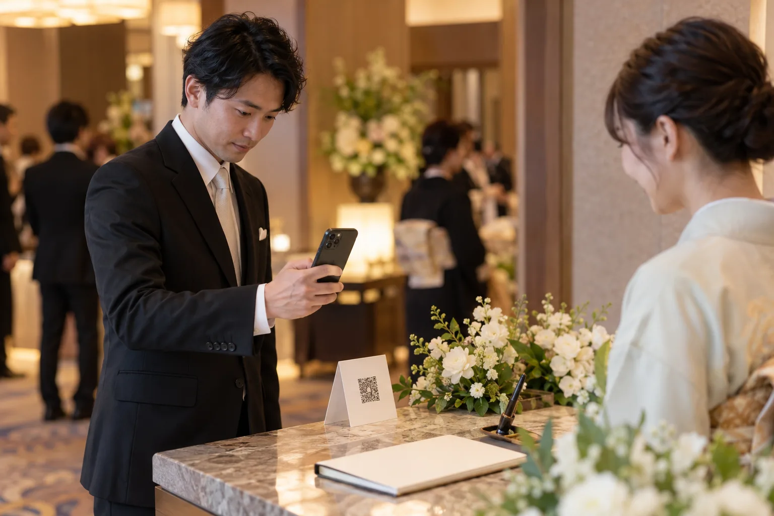 結婚式の受付で、ゲストがスマートフォンで卓上のカードを読み込んでいる様子